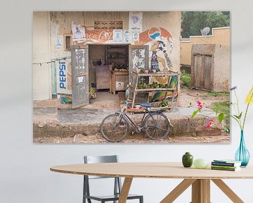 Lokale supermarkt in de middel of nowhere in Oeganda, Afrika van Laura de Kwant