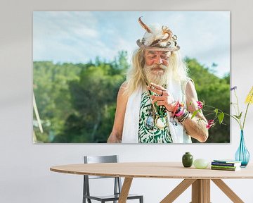 Sigaar rokende Hippie op het mooie eiland Ibiza van Laura de Kwant