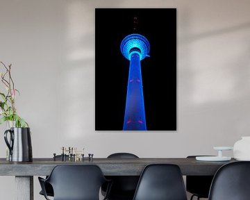 Berliner Fernsehturm mit blauer Beleuchtung von Frank Herrmann