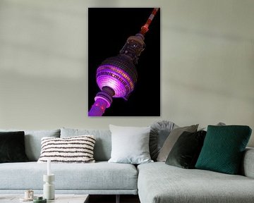 Berliner Fernsehturm mit violetter Beleuchtung von Frank Herrmann