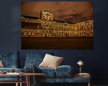 Le Louvre de Paris la nuit avec des nuages lumineux