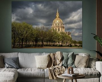 l'hôtel des invalides à paris avec des nuages sombres