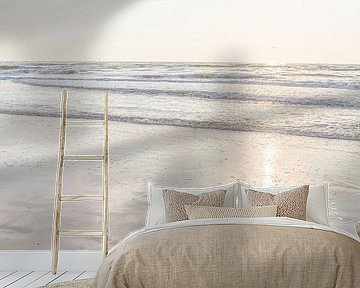 Zon, zee, zen - rustgevende foto van een strand in neutrale tinten van Qeimoy