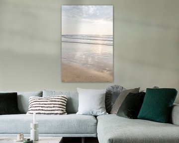 Zon, zee, zen - rustgevende foto van een strand in neutrale tinten van Qeimoy