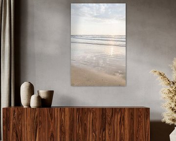 Zon, zee, zen - rustgevende foto van een strand in neutrale tinten van Qeimoy