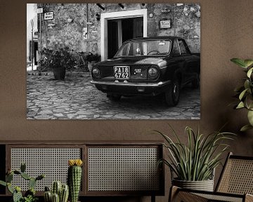 Oude FIAT 850 oldtimer auto op een plein in Italië in zwart-wit van iPics Photography