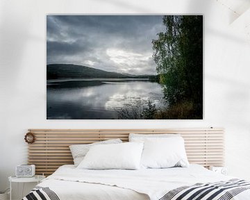 Un lac dans le sud de la Norvège par un jour sombre sur Mickéle Godderis