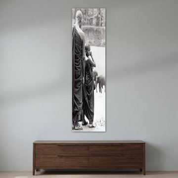 Panel 2 eines Diptychons Mönche beobachten, wie junge Elefanten gewaschen werden von Affect Fotografie