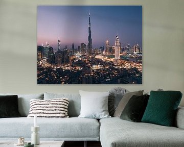 Downtown Dubai met de Burj Khalifa in het midden in de avond (blue hour) net na zonsondergang van Michiel Dros