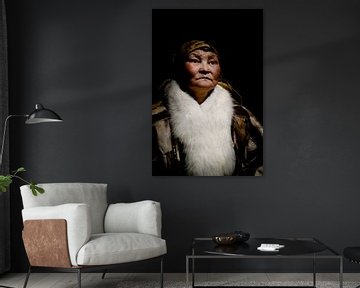 Portret van Nenet vrouw | Fotografie, portretfotografie, reisfotografie van Milene van Arendonk