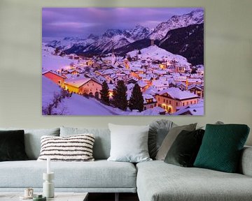 Village de montagne dans la neige