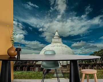 Boedhistische tempel in Tissamaharama Sri Lanka van Thijs van Laarhoven