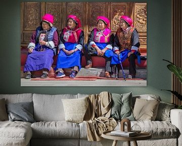 Traditioneel geklede vrouwen uit Shangri-la, China van Frank Verburg