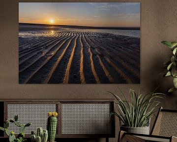 Linien am Strand bei Sonnenuntergang von StephanvdLinde