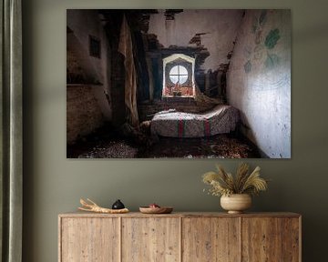 Dunkles verlassenes Schlafzimmer. von Roman Robroek