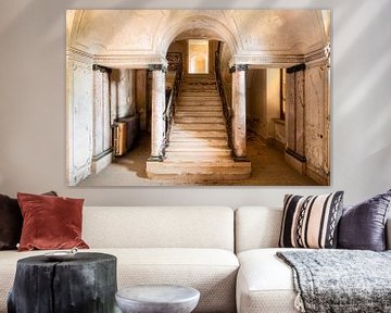 Stilvolle, verlassene Treppe. von Roman Robroek