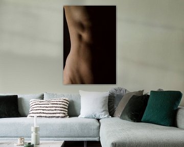 Paysage féminin - corps érotique d'une femme nue dans un endroit discret sur Qeimoy
