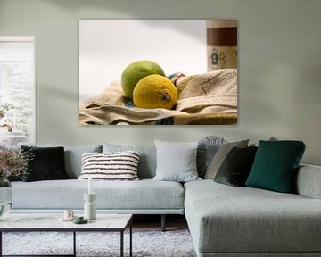 Stilleben mit Zitrone und grünem Apfel von Idema Media