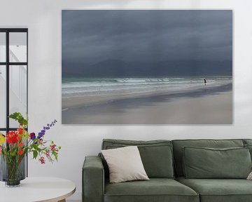 Klein meisje op het strand van Nathalie Stroobant