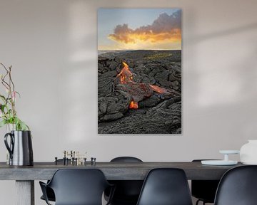 Vulkangebiet mit rot glühendem Lavastrom auf Hawaii von Ralf Lehmann