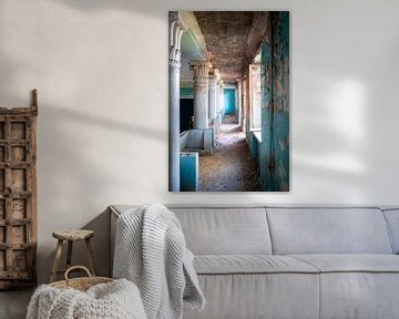 Corridor bleu abandonné. sur Roman Robroek - Photos de bâtiments abandonnés