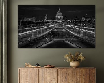 Zwart-Wit: Millennium Bridge met uitzicht op St. Paul's Kathedraal van Rene Siebring