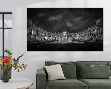 Noir et blanc : de sombres nuages d'orage au-dessus de Summerset House - Londres sur Rene Siebring