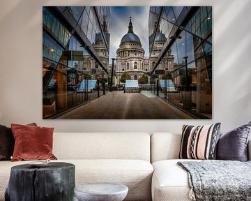 Londen: St. Paul's Kathedraal weerspiegeling in etalages van Rene Siebring
