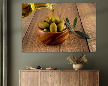 Olijfolie en groene olijven in houten kommetje van PhotoArt Thomas Klee