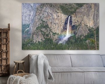 Waterval met regenboog in Yosemite van Reis Genie