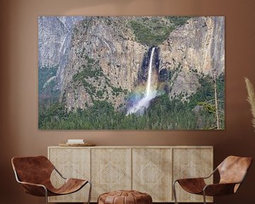 Waterval met regenboog in Yosemite van Reis Genie