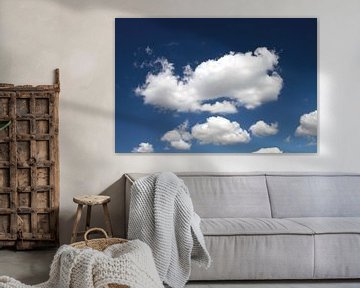 Weiße Wolken am blauen Himmel von Karina Baumgart