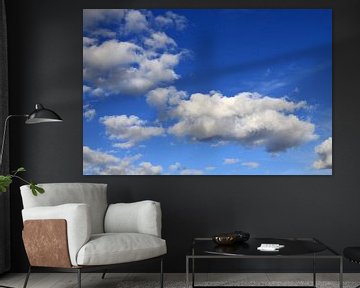 Witte wolken in de blauwe lucht