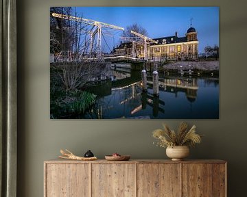 Sfeervol avondbeeld van het Muntgebouw en Abel Tasmanbrug bij de Leidsekade in Utrecht