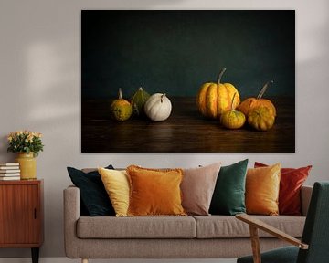 Herfst, oogst of Halloween stilleven met pompoenen tegen een groene achtergrond van Leoniek van der Vliet
