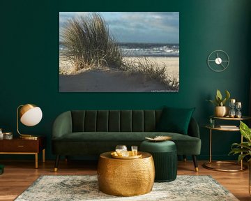 L'herbe des dunes sur fond de tempête en mer du Nord sur Anne Zwagers