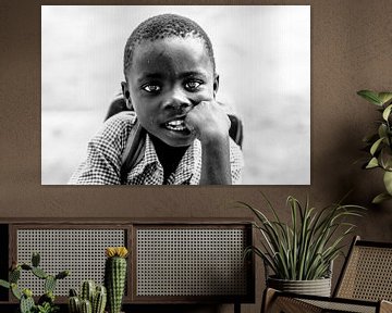Portret van een Oegandees jongetje klaar voor een nieuwe schooldag. van Milene van Arendonk
