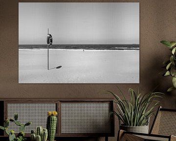 Eenzaam figuur op een verlaten strand van Reis Genie