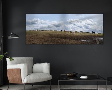 Panorama met een kudde koeien in een geel graslandschap en wolken in de lucht in Cornwall England UK van Leoniek van der Vliet