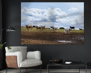 Landschap met heuvel en een kudde koeien en een bewolkte lucht met zon in Cornwall Engeland UK van Leoniek van der Vliet