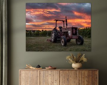 Tractor bij zonsondergang  in Blenheim Nieuw Zeeland van Ryan FKJ