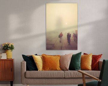 Mensen die in de mist lopen tijdens de Kumbh Mela... van Edgar Bonnet-behar