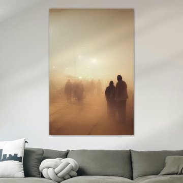 Mensen die in de mist lopen tijdens de Kumbh Mela in India