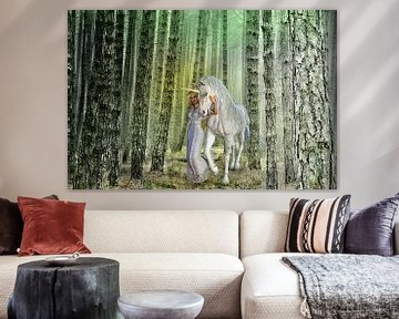 Princesse avec une licorne marchant dans une forêt sur Atelier Liesjes