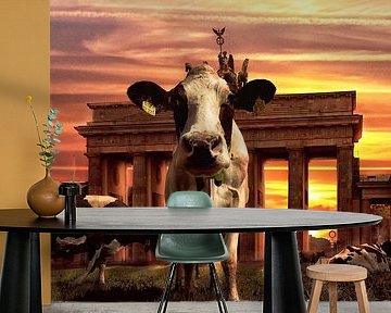 Bizarre combinatie van koeien midden in Berlijn bij de Brandenburger Tor van Atelier Liesjes
