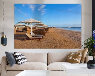 Strand mit Sonnenschirmen und Liegen am Roten Meer in Hurghada, Ägypten von Ben Schonewille