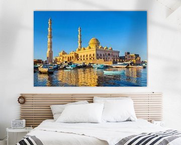 Goudkleurige moskee met bootjes op zee bij Hurghada in Egypte