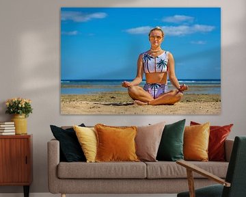 Jonge Nederlandse vrouw in bikini mediteert op strand van Hurghada in Egypte
