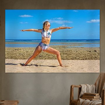 Junge Niederländerin im Bikini praktiziert Yoga am Strand von Hurghada in Ägypten