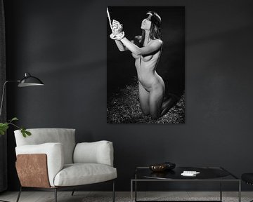 Très belle femme nue, les yeux bandés et attachée avec une corde. photo en noir et blanc #B8747 sur Photostudioholland